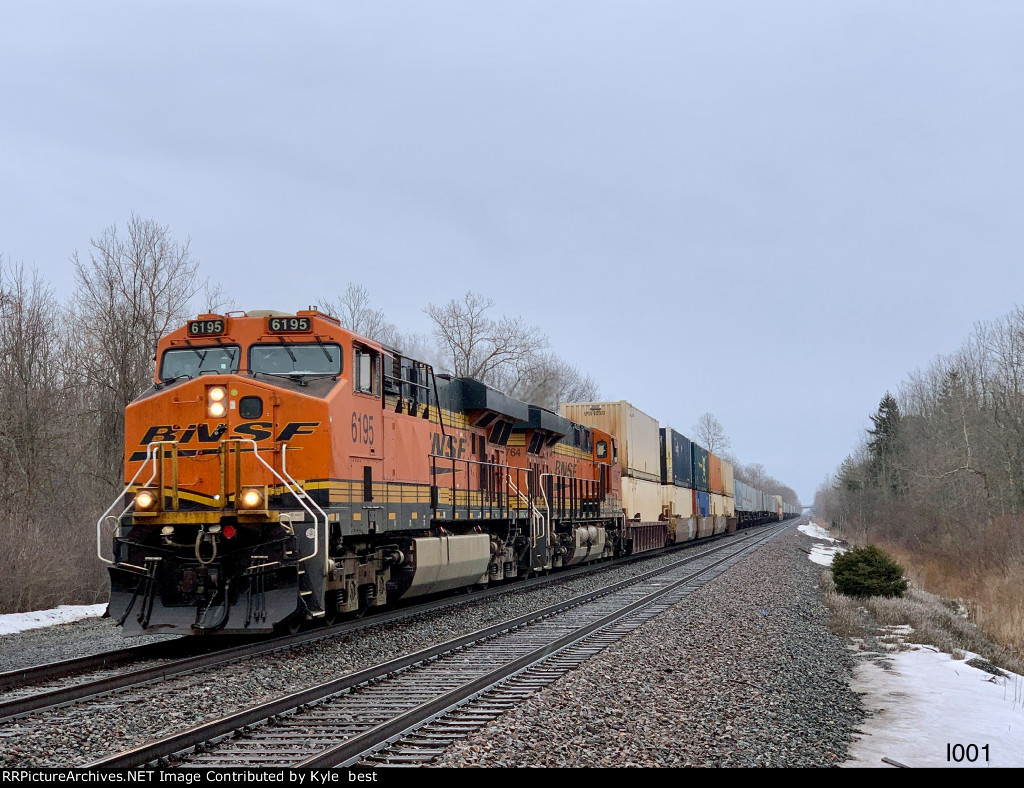 BNSF 6195 on I001